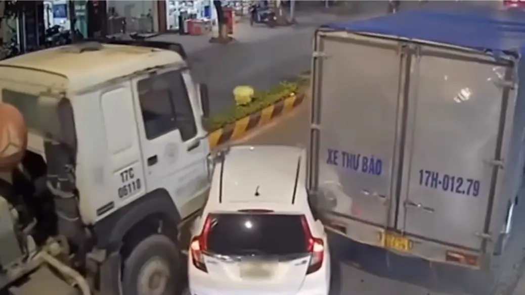 Ô tô con chuyển làn ẩu bị kẹp giữa hai xe tải